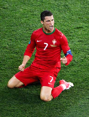 诺伊尔：没考虑重返德国队，希望活在当下和拜仁一起奋斗（诺伊尔：不考虑回归国家队，专注当下，与拜仁并肩作战）