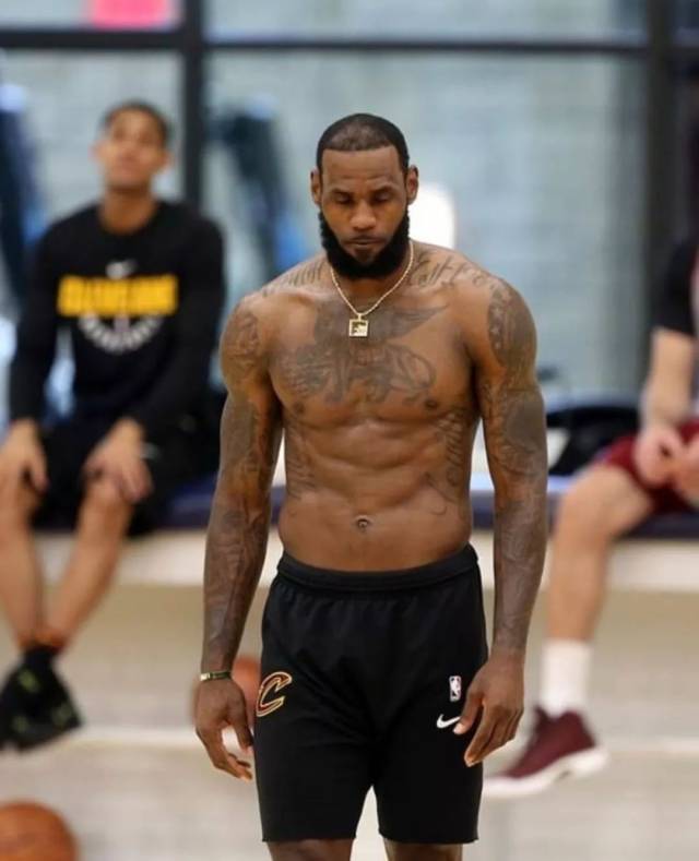 皇马本泽马梅开二度助球队取胜（本泽马双响助皇马告捷）