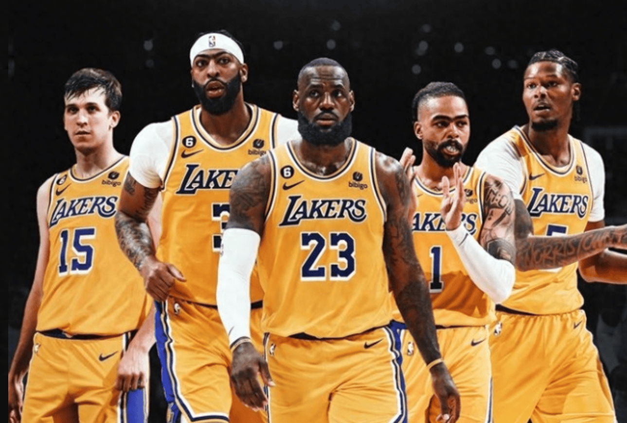 梅西赛前将球衣赠予安哥拉总统，总统回赠他一座纪念奖杯（赛前梅西赠球衣予安哥拉总统，对方回以纪念奖杯）