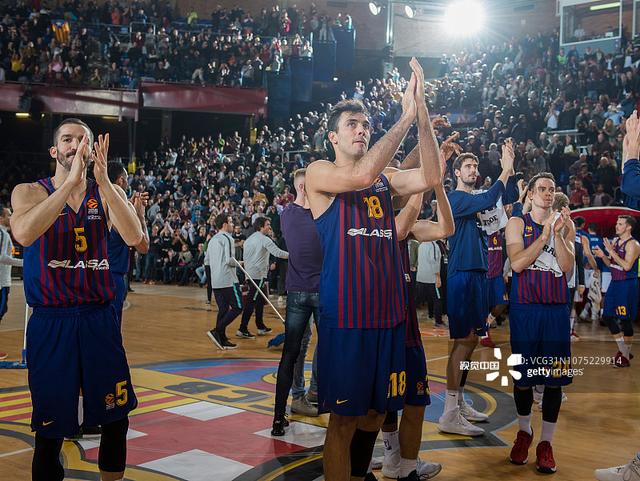 名记：字母哥与队友召开会议，呼吁全队无视外界杂音（名记：字母哥组织队内会议，要求全队屏蔽外界噪音）