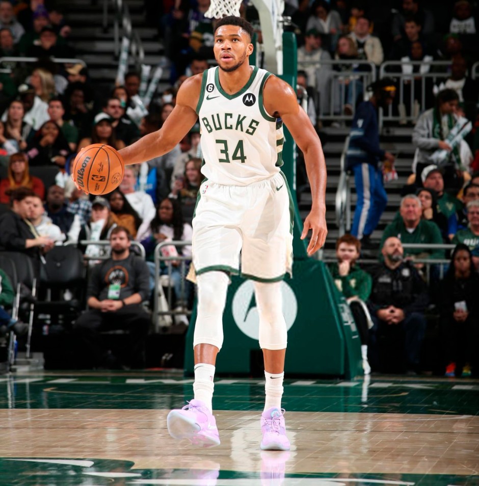 2025中足联颁奖礼：辽宁铁人主帅李金羽当选中甲最佳教练（2025中足联年度颁奖：辽宁铁人主帅李金羽荣膺中甲最佳教练）