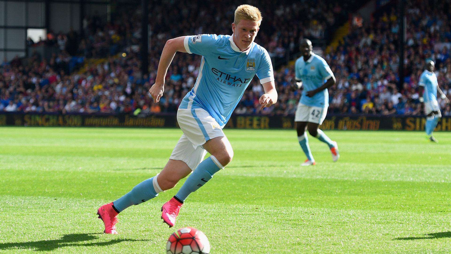 英媒：皇马有意在明夏引入范德芬，巴黎也在密切关注情况（英媒称皇马将范德芬列为明夏引援目标，巴黎同样紧盯其动态）