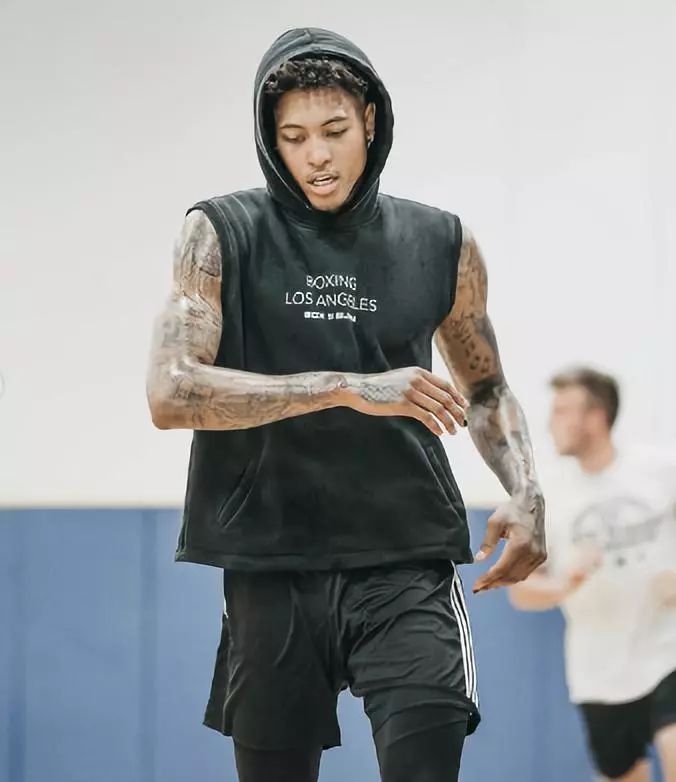 有些尴尬，巴林门将在成功扑救后不慎用脚打入乌龙且弄伤自己（尴尬一幕：巴林门将扑救成功却误踢乌龙，还因此受伤）