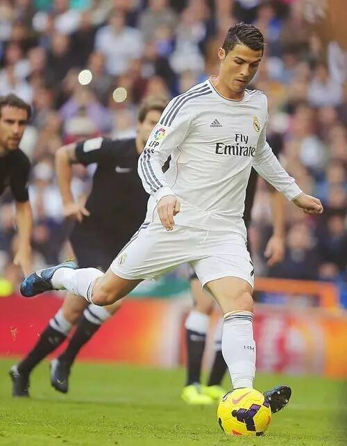 德转列英超不含BIG6球员最贵阵：吉马良斯、托纳利7500万领衔（德转评英超非BIG6最贵阵容：吉马良斯、托纳利以7500万领衔）