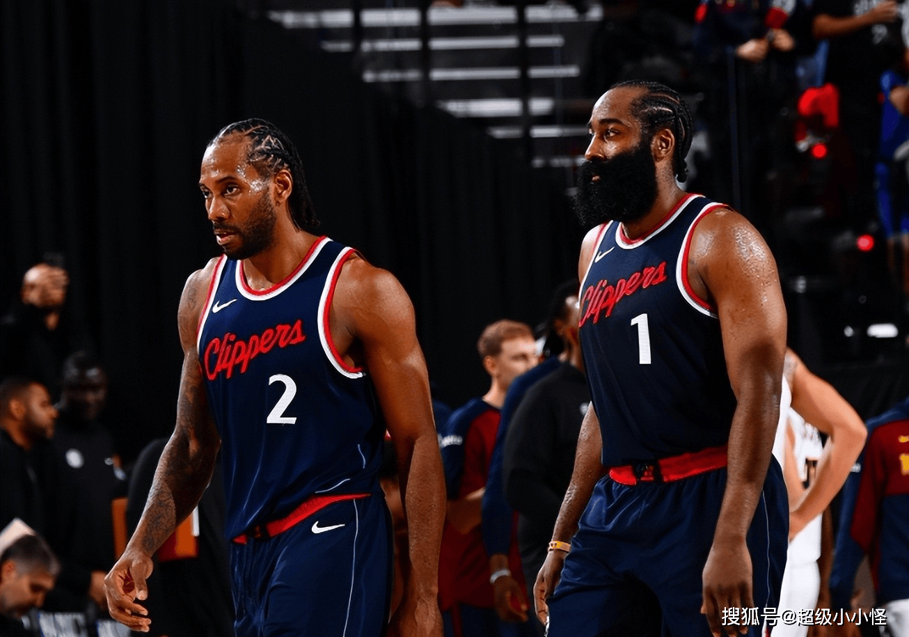 给爷整笑了，曼奇尼假意亲吻布鲁马多，将布鲁马多逗笑（曼奇尼作势亲吻布鲁马多，逗得布鲁马多当场大笑）