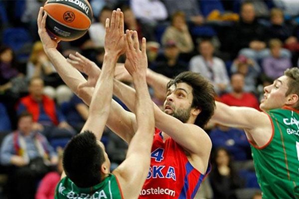 客战那不勒斯替补登场，科斯蒂奇达成尤文生涯100场里程碑（客场对阵那不勒斯，替补出战的科斯蒂奇迎来尤文生涯第100场）